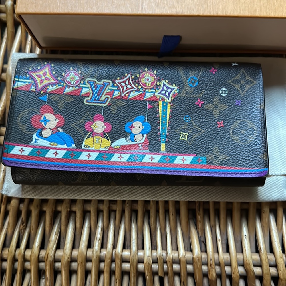 Louis Vuitton Limited Edition Sarah Holiday Wallet. - Picture 2 of 11